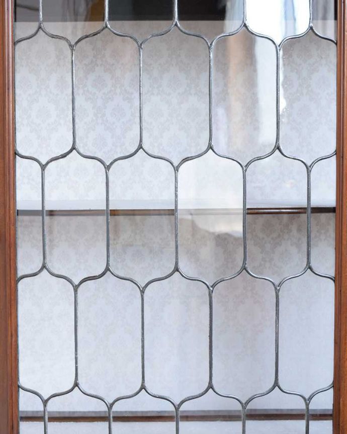 アンティークのキャビネット　アンティーク家具　繊細な象嵌の装飾が美しい、アンティークパーラーキャビネット。ステンドグラスで作られた美しい扉現代のように機械が発達していない時代に作られたステンドグラス。(k-2277-f)