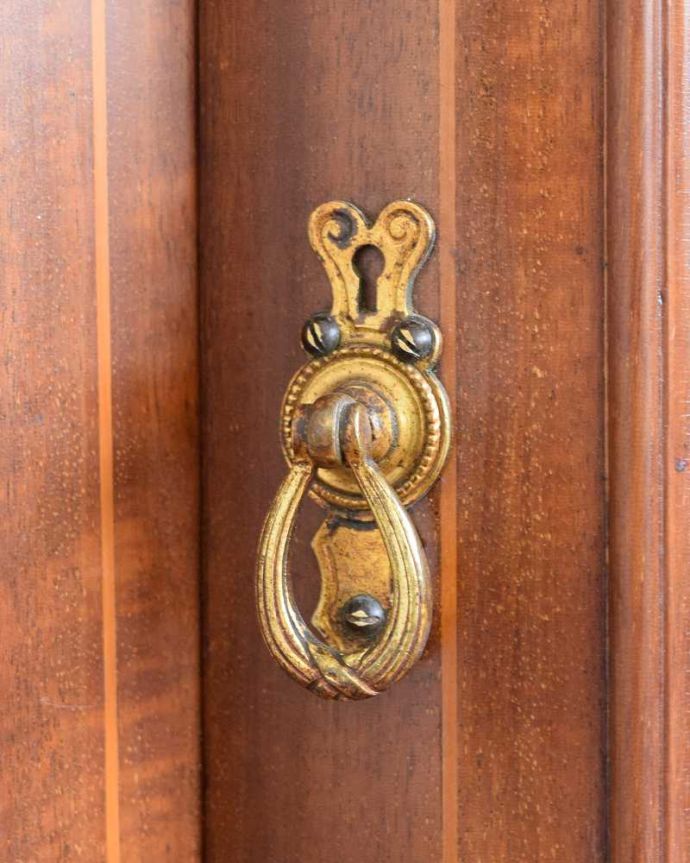 アンティークのキャビネット　アンティーク家具　繊細な象嵌の装飾が美しい、アンティークパーラーキャビネット。取っ手まで美しい最上級のアンティークらしく取っ手のデザインも美しいんです。(k-2277-f)