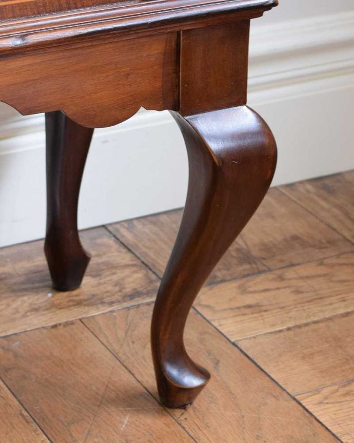 アンティークのキャビネット　アンティーク家具　繊細な象嵌の装飾が美しい、アンティークパーラーキャビネット。自分で移動できますHandleのアンティーク家具の脚の裏にはフェルトをお付けしていますので、床を滑らせれば女性でも移動できます。(k-2277-f)