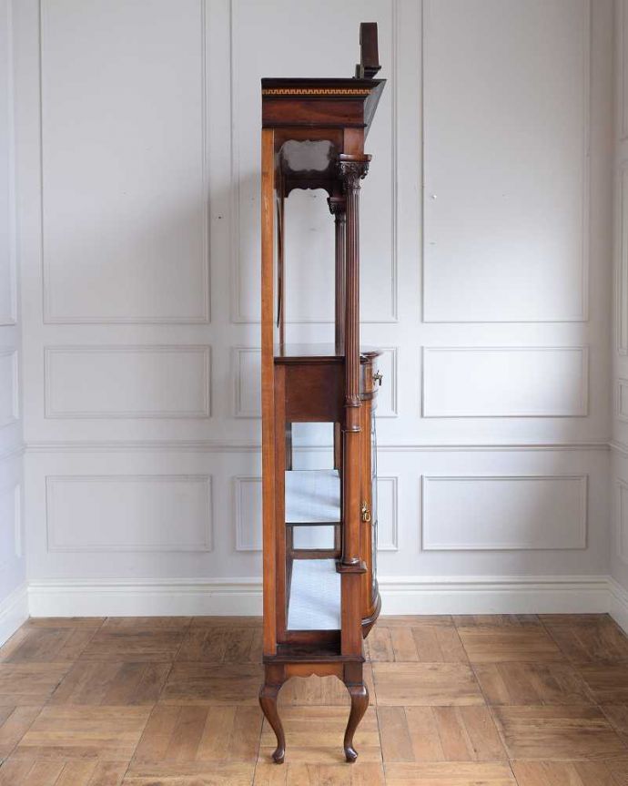 アンティークのキャビネット　アンティーク家具　繊細な象嵌の装飾が美しい、アンティークパーラーキャビネット。横から見ても美しい至る所に施された装飾の美しさ。(k-2277-f)