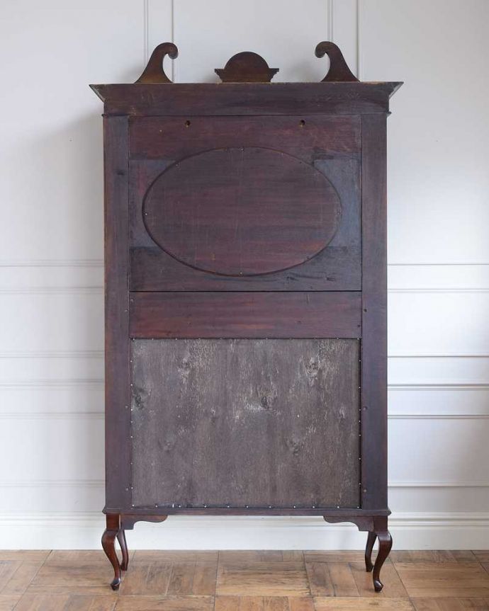 アンティークのキャビネット　アンティーク家具　繊細な象嵌の装飾が美しい、アンティークパーラーキャビネット。しっかり修復しました！アンティークは新品ではないので経年変化によるキズはありますが、専門の職人がしっかり修復しました。(k-2277-f)