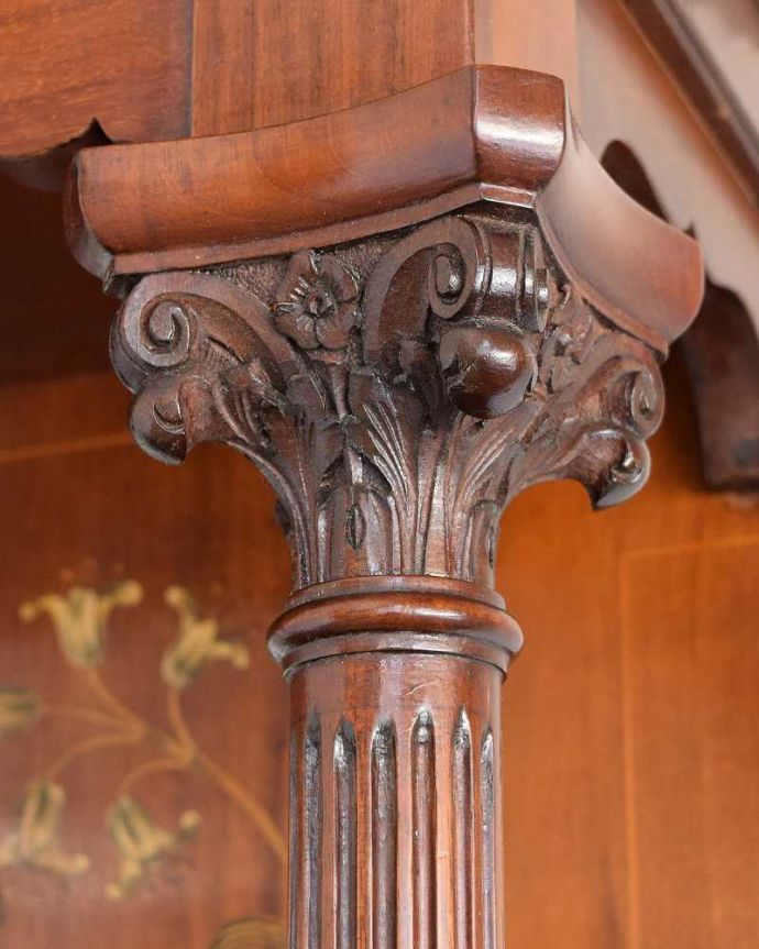 アンティークのキャビネット　アンティーク家具　繊細な象嵌の装飾が美しい、アンティークパーラーキャビネット。繊細な装飾も見どころ一つ一つ手作業でつくられた美しい装飾も職人技が光ります。(k-2277-f)