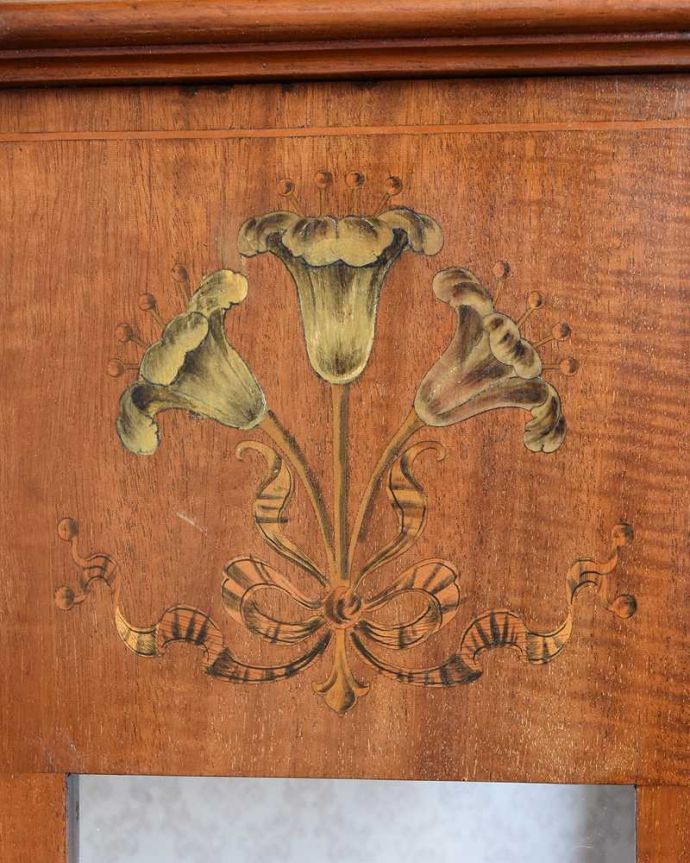 アンティークのキャビネット　アンティーク家具　繊細な象嵌の装飾が美しい、アンティークパーラーキャビネット。ここにも象嵌芸術作品のようなデザインに思わずうっとりしてしまいます。(k-2277-f)