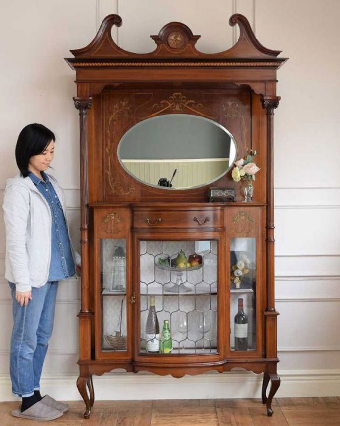 アンティークのキャビネット　アンティーク家具　繊細な象嵌の装飾が美しい、アンティークパーラーキャビネット。見た人みんなを魅了するパーラーキャビネットこれこそアンティーク家具の極みとも言えるパーラーは、目で見て楽しむための家具。(k-2277-f)