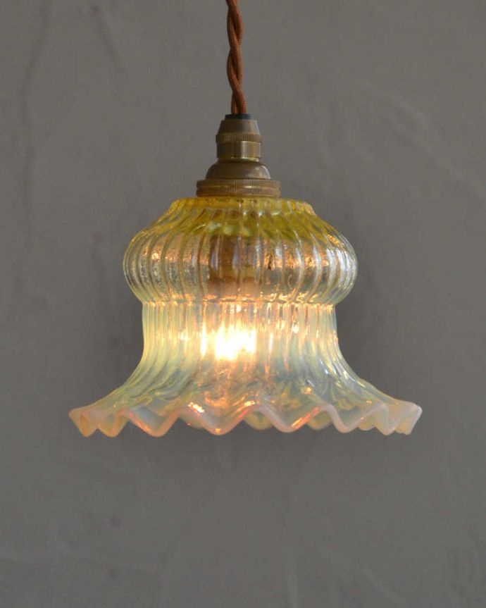 ペンダントライト　照明・ライティング　ヴァセリンの美しい輝きにうっとり、アンティークシェードペンダントライト（コード・Ｂ22丸球・ギャラリーなし） 。。(k-2277-z)