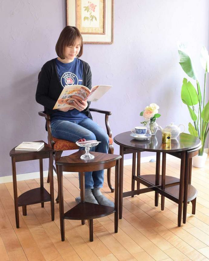 アンティークのテーブル　アンティーク家具　５つのテーブルがセットになったネストテーブル、木目が美しい英国アンティーク家具。親子一緒の姿が可愛いネストテーブルネストとは巣のこと。(k-2278-f)