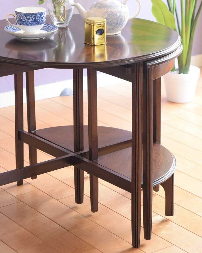 アンティークのテーブル　アンティーク家具　５つのテーブルがセットになったネストテーブル、木目が美しい英国アンティーク家具。一緒でも、バラバラでも使い方は自由自在のアンティーク。(k-2278-f)