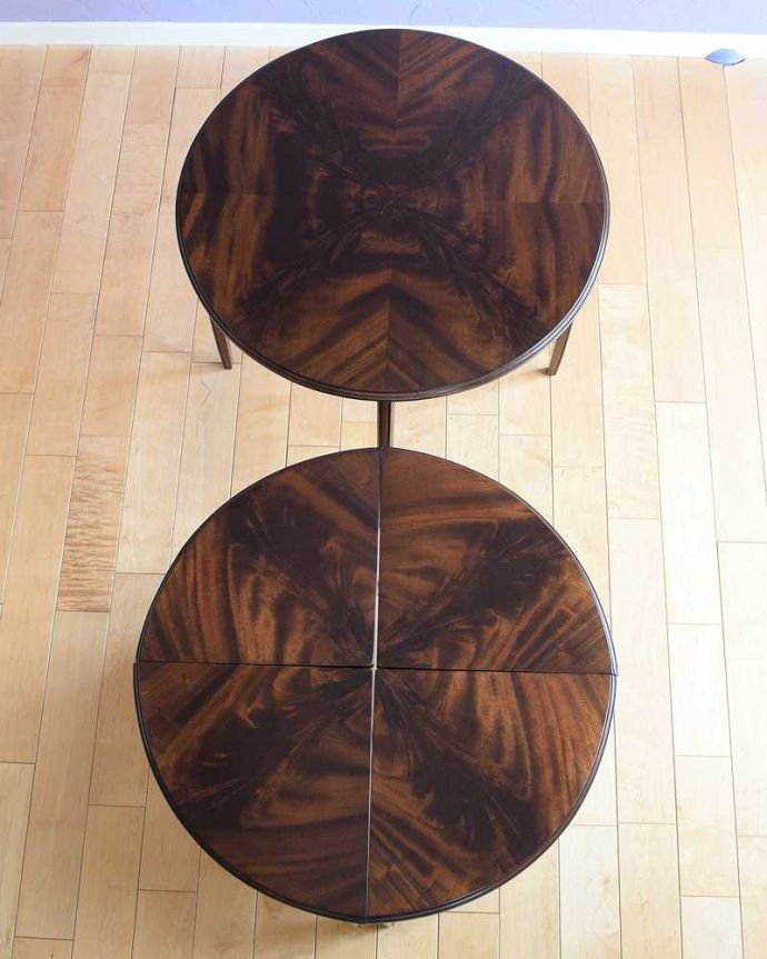 アンティークのテーブル　アンティーク家具　５つのテーブルがセットになったネストテーブル、木目が美しい英国アンティーク家具。5つを並べて上から見てみましょう大中小5つを並べてみると、こんな感じです。(k-2278-f)