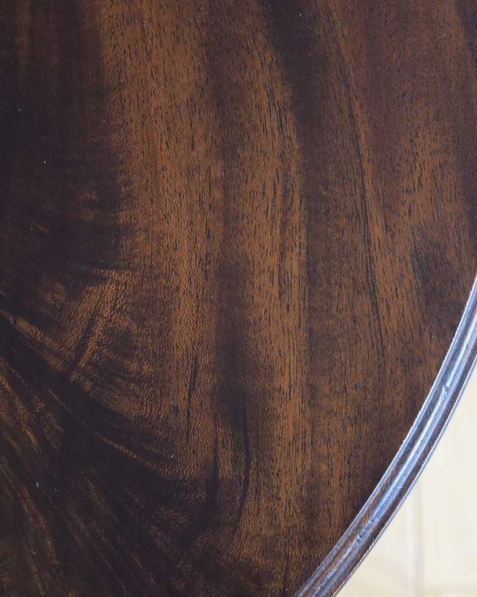 アンティークのテーブル　アンティーク家具　５つのテーブルがセットになったネストテーブル、木目が美しい英国アンティーク家具。天板も修復したのでキレイです修復の時、古い塗装を剥離して再塗装してあるので天板もピカピカです。(k-2278-f)