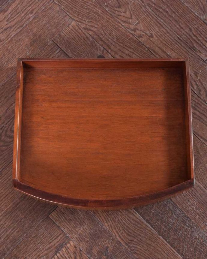 アンティークのテーブル　アンティーク家具　空間を彩るハーフムーンのアンティーク家具、象嵌が美しい棚付きのカードテーブル　。引き出しの中もキレイですちょっとした引き出しはとっても便利に使えます。(k-2279-f)