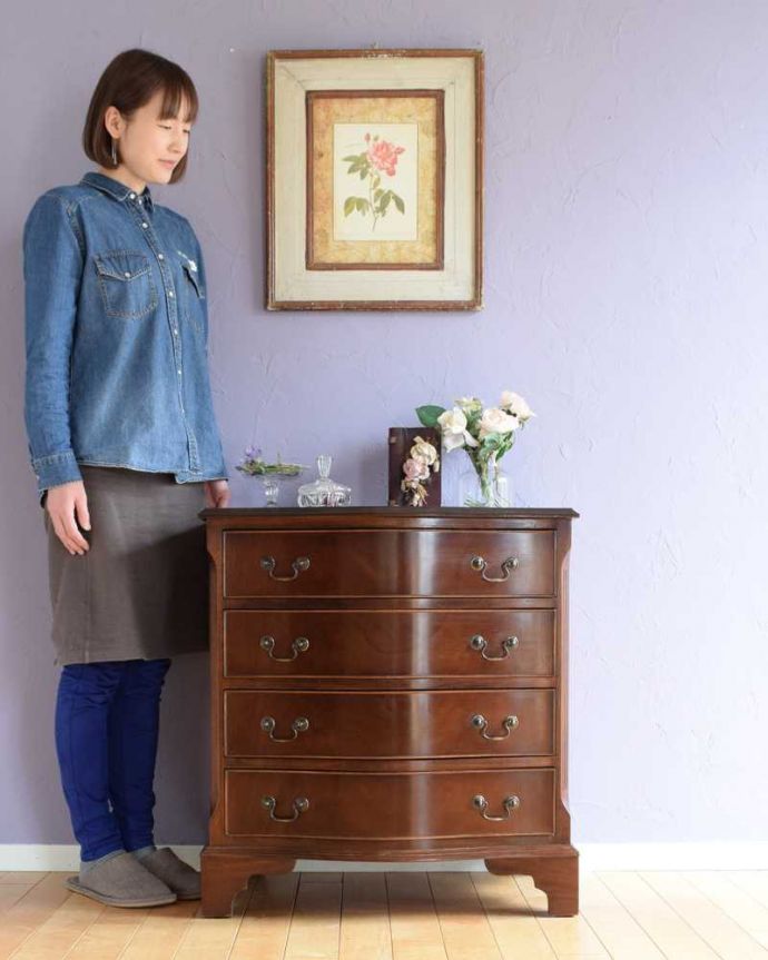 アンティークのチェスト アンティーク家具 クラシックな雰囲気の4段チェスト、アンティーク英国家具。大人の雰囲気漂う人気の英国チェストシンプルなデザインだからこそ木目の美しさが際立つチェスト。(k-2280-f)