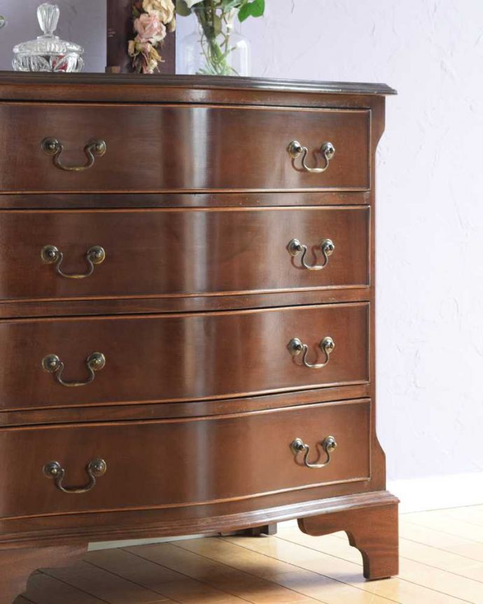 アンティークのチェスト アンティーク家具 クラシックな雰囲気の4段チェスト、アンティーク英国家具。アンティークだから手に入る質の良さ現代では手に入れることが出来ない質のいい素材が使われているのもアンティーク家具の特長。(k-2280-f)