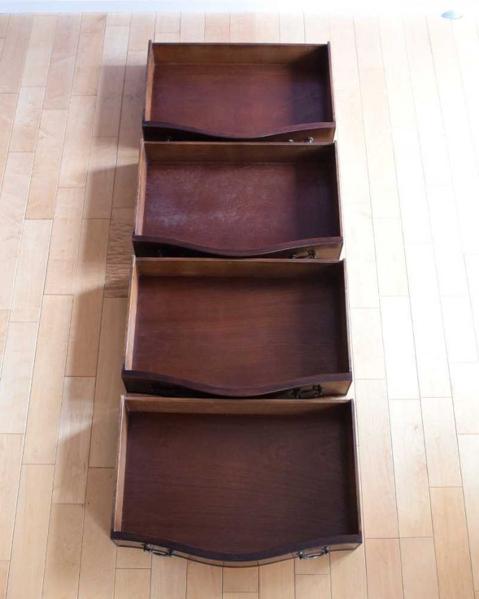 アンティークのチェスト アンティーク家具 クラシックな雰囲気の4段チェスト、アンティーク英国家具。引き出しの中もキレイに修復しましたお洋服を入れてもいいように、引き出しの中も専門の職人が時間をかけてしっかり修復しました。(k-2280-f)