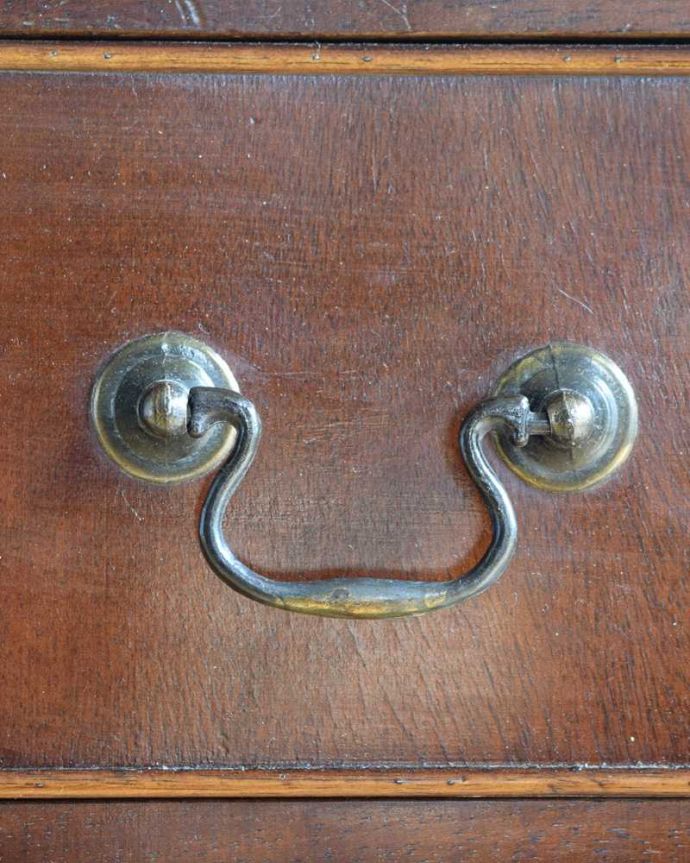 アンティークのチェスト アンティーク家具 クラシックな雰囲気の4段チェスト、アンティーク英国家具。アンティークらしい取っ手アンティーク家具は取っ手のデザインまで、なんだか高級感があるんですよね。(k-2280-f)