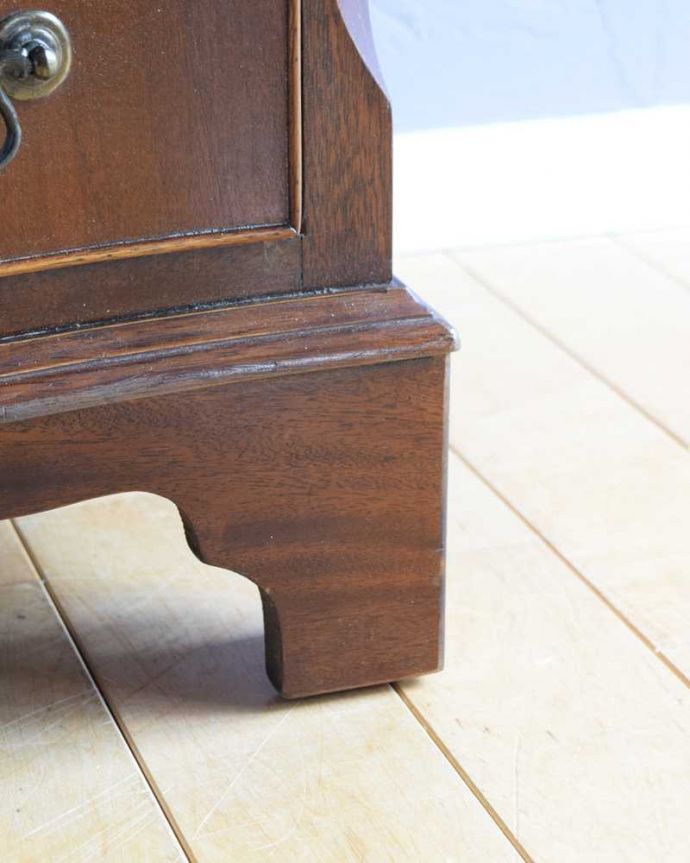 アンティークのチェスト アンティーク家具 クラシックな雰囲気の4段チェスト、アンティーク英国家具。女性1人でラクラク運べちゃう仕掛けHandleのアンティークは、脚の裏にフェルトキーパーをお付けしています。(k-2280-f)