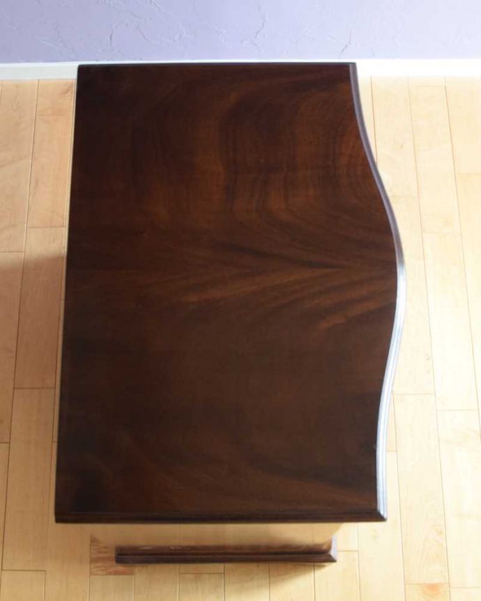 アンティークのチェスト アンティーク家具 クラシックな雰囲気の4段チェスト、アンティーク英国家具。ピカピカに仕上げましたHandleでは修復の時、天板の塗装も一度剥離してキレイに仕上げました。(k-2280-f)