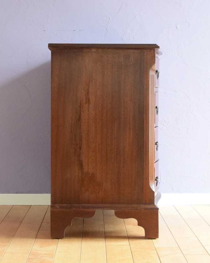 アンティークのチェスト アンティーク家具 クラシックな雰囲気の4段チェスト、アンティーク英国家具。横顔もキレイですどこから見られても絵になるスタイル。(k-2280-f)