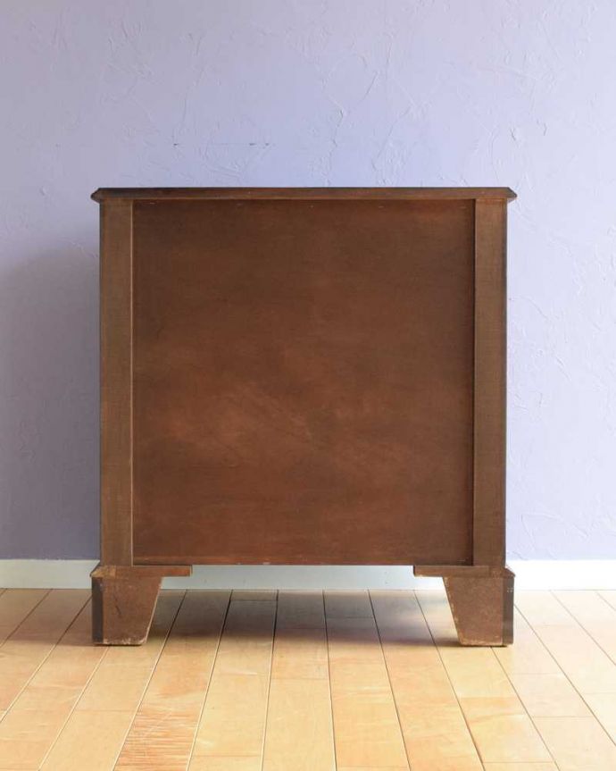 アンティークのチェスト アンティーク家具 クラシックな雰囲気の4段チェスト、アンティーク英国家具。後ろ姿も見て下さいアンティークは新品ではないので、もちろん経年変化によるキズはありますが、専門の職人が修復しました。(k-2280-f)