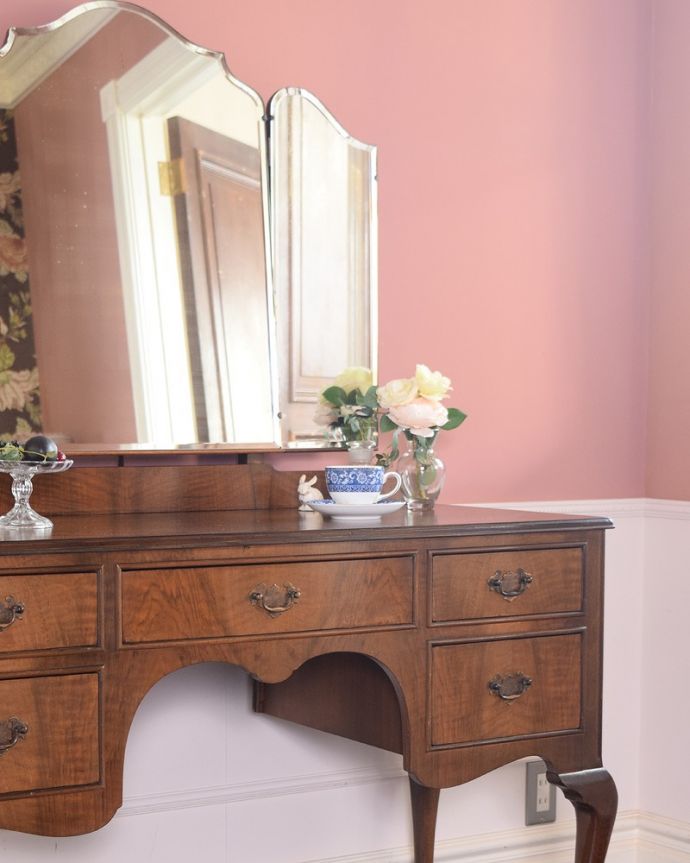 アンティークのドレッサー　アンティーク家具　三面鏡の大きなミラーでお部屋も広く明るく、英国のアンティークドレッシングテーブル(デスク)。英国アンティークが持つ素材の華やかさ木目の美しさが際立つ英国アンティークらしいドレッシングチェスト。(k-2281-f)