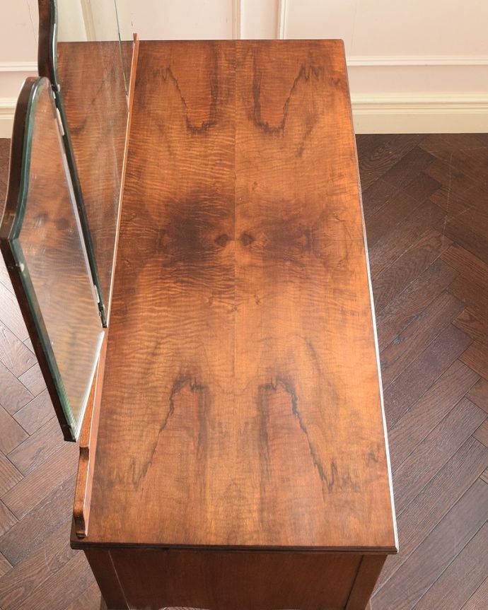 アンティークのドレッサー　アンティーク家具　三面鏡の大きなミラーでお部屋も広く明るく、英国のアンティークドレッシングテーブル(デスク)。上から見てみると･･･アンティーク家具専門の職人がピッカピカにお直ししました。(k-2281-f)