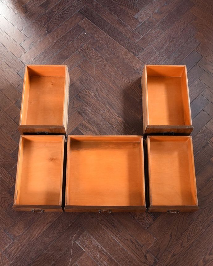 アンティークのドレッサー　アンティーク家具　三面鏡の大きなミラーでお部屋も広く明るく、英国のアンティークドレッシングテーブル(デスク)。引き出しの中もキレイに修復しました収納としても使えるよう、もちろん引き出しの中も職人がキレイにお直ししました。(k-2281-f)