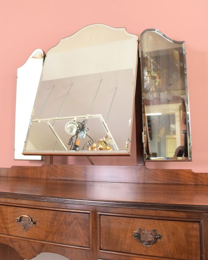 アンティークのドレッサー　アンティーク家具　三面鏡の大きなミラーでお部屋も広く明るく、英国のアンティークドレッシングテーブル(デスク)。お部屋も広く見せてくれます身だしなみを整えるのはもちろん、大きな鏡はお部屋を広く見せる効果があります。(k-2281-f)