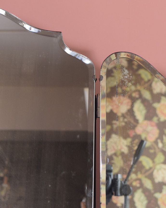 アンティークのドレッサー　アンティーク家具　三面鏡の大きなミラーでお部屋も広く明るく、英国のアンティークドレッシングテーブル(デスク)。ご希望の方には新しいミラーでお届けしますコンディションのいいアンティークのミラーですが、ご希望の方には新しいミラーに交換してお届けします（別途見積もり）ご注文の際お気軽にご連絡下さい。(k-2281-f)