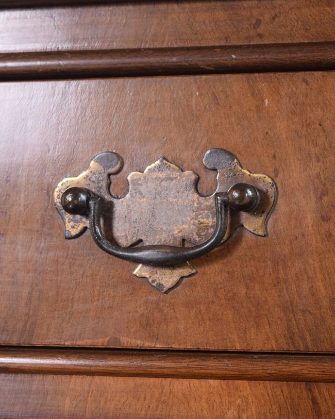 アンティークのドレッサー　アンティーク家具　三面鏡の大きなミラーでお部屋も広く明るく、英国のアンティークドレッシングテーブル(デスク)。アンティークらしい素敵な取っ手味わい深いアンティークらしい取っ手のデザインからも時間の流れが感じられます。(k-2281-f)