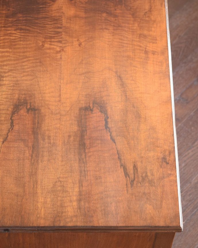 アンティークのドレッサー　アンティーク家具　三面鏡の大きなミラーでお部屋も広く明るく、英国のアンティークドレッシングテーブル(デスク)。天板の塗装もキレイ近づいてみると、ピッカピカでキレイに仕上げた天板の塗装。(k-2281-f)