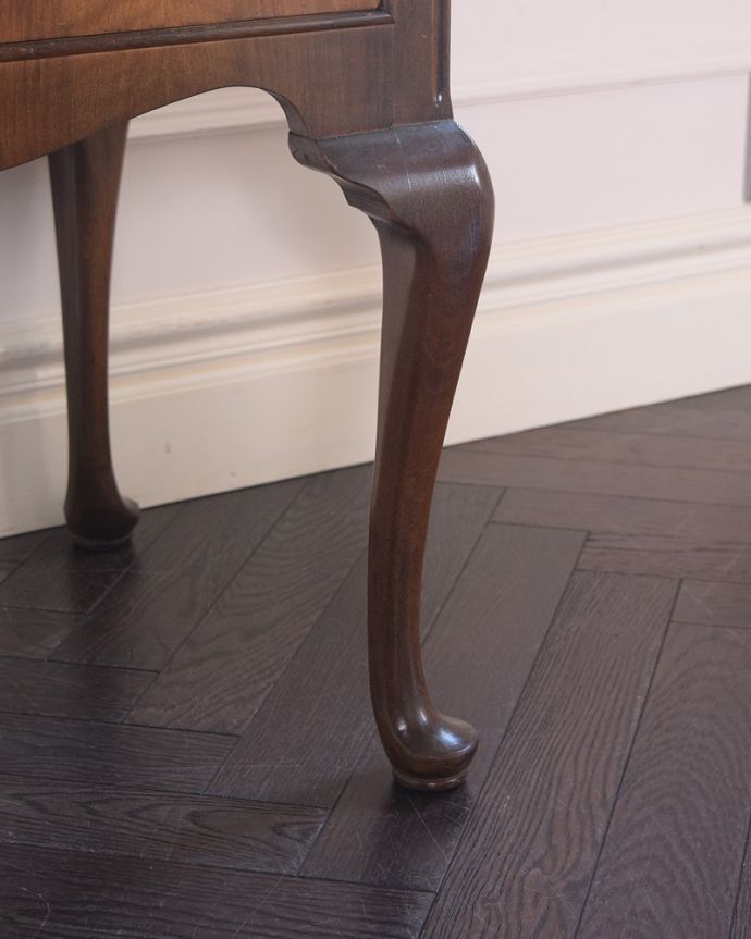 アンティークのドレッサー　アンティーク家具　三面鏡の大きなミラーでお部屋も広く明るく、英国のアンティークドレッシングテーブル(デスク)。女性1人でラクラク運べちゃう仕掛けHandleのアンティークは、脚の裏にフェルトキーパーをお付けしています。(k-2281-f)