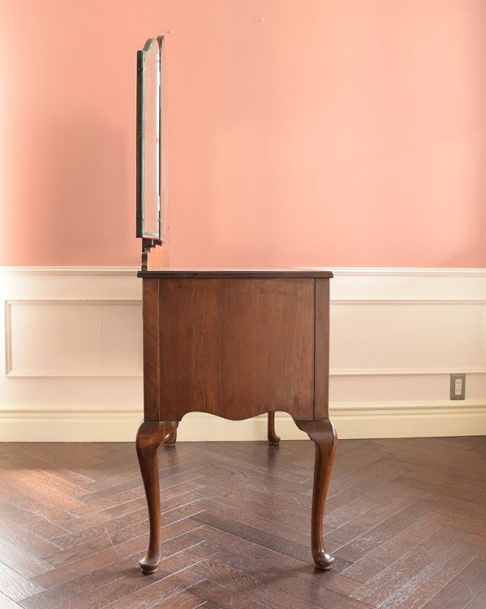 アンティークのドレッサー　アンティーク家具　三面鏡の大きなミラーでお部屋も広く明るく、英国のアンティークドレッシングテーブル(デスク)。横から見てもステキもちろん横から見られてもいいようにしっかり修復してあります。(k-2281-f)