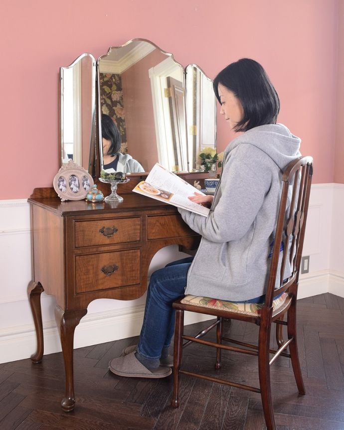 アンティークのドレッサー　アンティーク家具　三面鏡の大きなミラーでお部屋も広く明るく、英国のアンティークドレッシングテーブル(デスク)。自分だけの場所で過ごす自分だけの時間女性にとって特別な場所だから、ここに座っているだけでなんだかワクワクしちゃうんです。(k-2281-f)