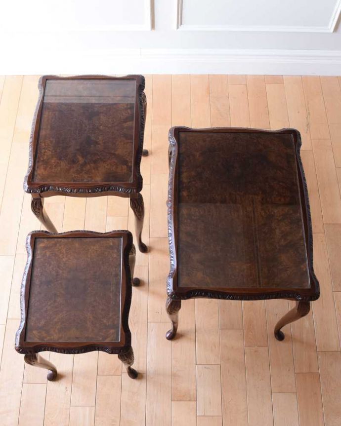 アンティークのテーブル　アンティーク家具　高級感漂うウォルナット材の英国アンティーク家具、ガラス天板のネストテーブル 。3つを並べて上から見てみましょう大中小3つを並べてみると、こんな感じです。(k-2282-f)