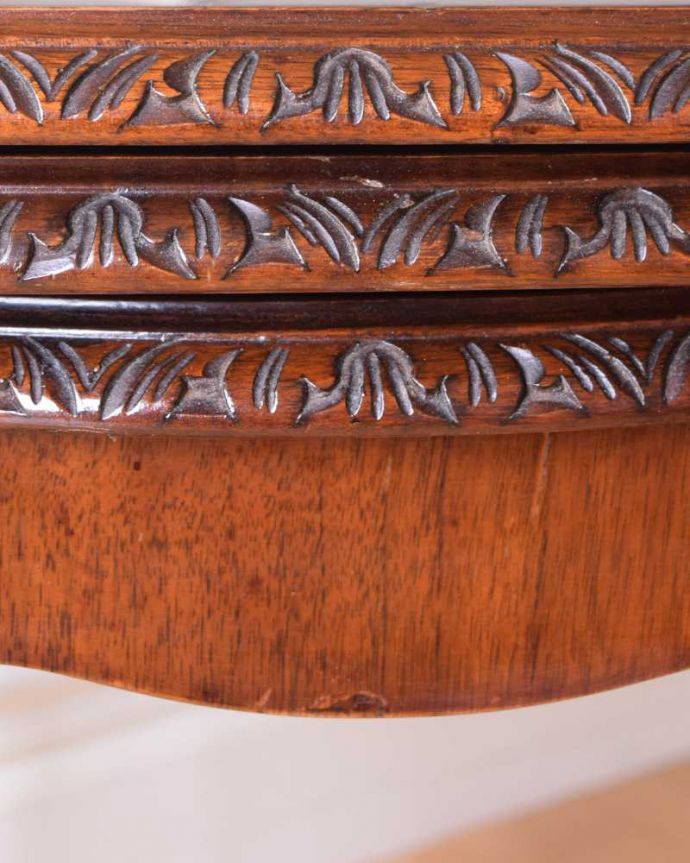 アンティークのテーブル　アンティーク家具　高級感漂うウォルナット材の英国アンティーク家具、ガラス天板のネストテーブル 。いろんな場所にこだわり彫のデザインもいろいろです。(k-2282-f)