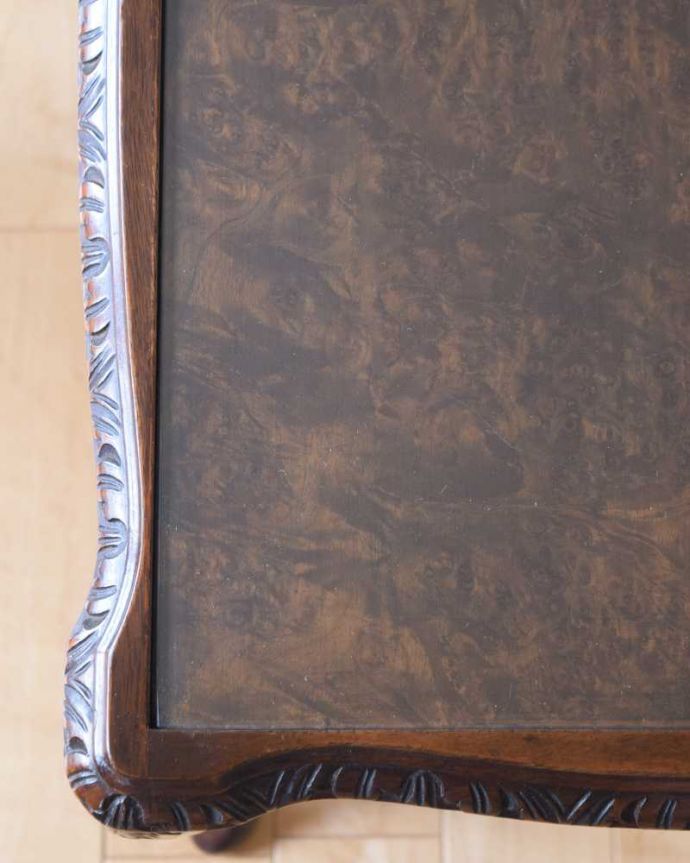 アンティークのテーブル　アンティーク家具　高級感漂うウォルナット材の英国アンティーク家具、ガラス天板のネストテーブル 。天板も修復したのでキレイです修復の時、古い塗装を剥離して再塗装してあるので天板もピカピカです。(k-2282-f)