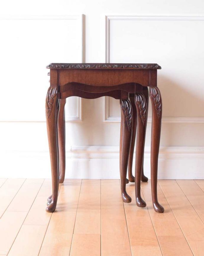 アンティークのテーブル　アンティーク家具　高級感漂うウォルナット材の英国アンティーク家具、ガラス天板のネストテーブル 。見る角度によって見え方が違います。(k-2282-f)