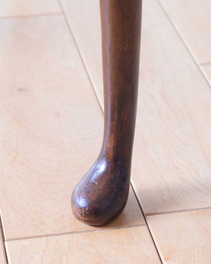 アンティークのテーブル　アンティーク家具　高級感漂うウォルナット材の英国アンティーク家具、ガラス天板のネストテーブル 。持ち上げなくても移動できます！Handleのアンティークは、脚の裏にフェルトキーパーをお付けしていますので、床を滑らせてれば移動が簡単です。(k-2282-f)