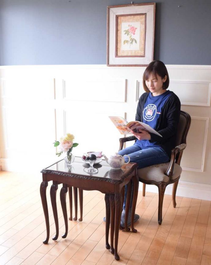 アンティークのテーブル　アンティーク家具　高級感漂うウォルナット材の英国アンティーク家具、ガラス天板のネストテーブル 。親子一緒の姿が可愛いネストテーブルネストとは巣のこと。(k-2282-f)