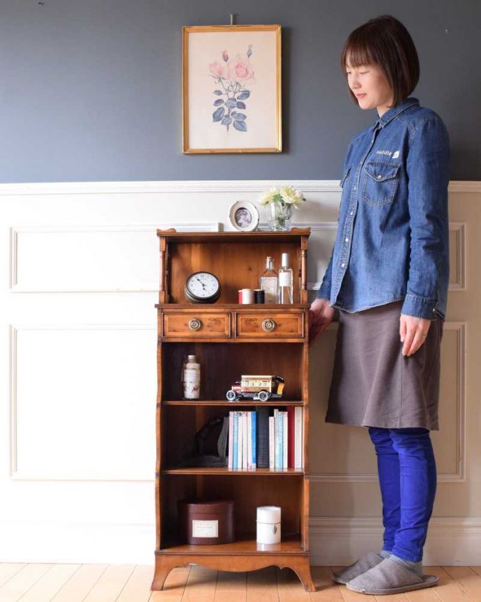 アンティークのキャビネット　アンティーク家具　飾りながらオシャレに収納できるブックシェルフ、英国のアンティーク家具。お気に入りを飾りながらオシャレに収納好きな雑貨や本、写真やおもちゃなどをなんでも置くだけで不思議とオシャレになっちゃいますよ。(k-2283-f)