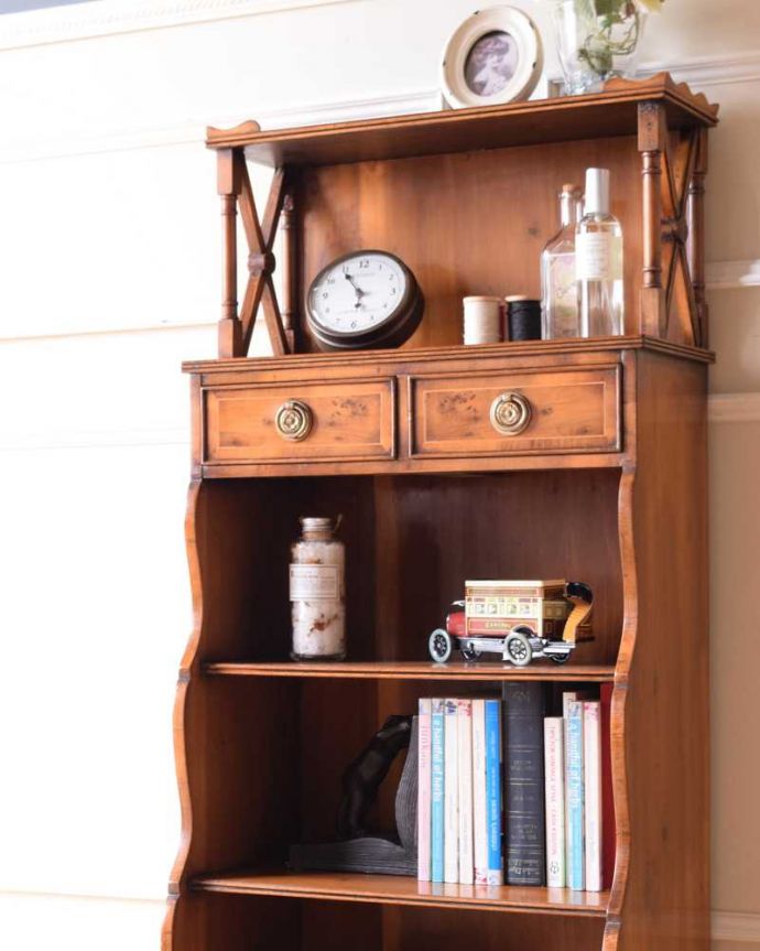 アンティークのキャビネット　アンティーク家具　飾りながらオシャレに収納できるブックシェルフ、英国のアンティーク家具。隙間収納にもおすすめです。(k-2283-f)