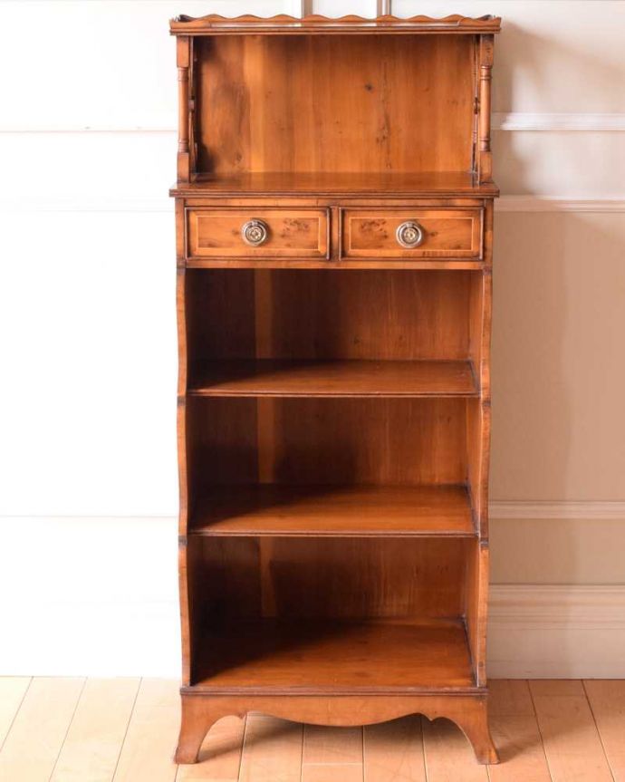 アンティークのキャビネット　アンティーク家具　飾りながらオシャレに収納できるブックシェルフ、英国のアンティーク家具。色んな場所で大活躍リビング収納としてや、寝室や書斎の本棚として・・色んな場所でお使いいただけます。(k-2283-f)