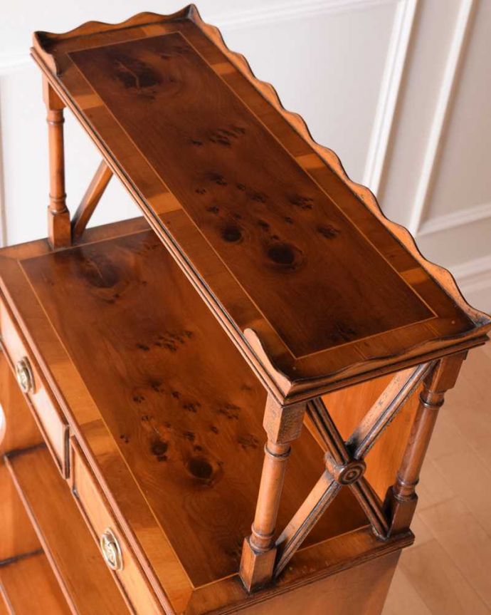 アンティークのキャビネット　アンティーク家具　飾りながらオシャレに収納できるブックシェルフ、英国のアンティーク家具。天板もキレイに仕上げました。(k-2283-f)