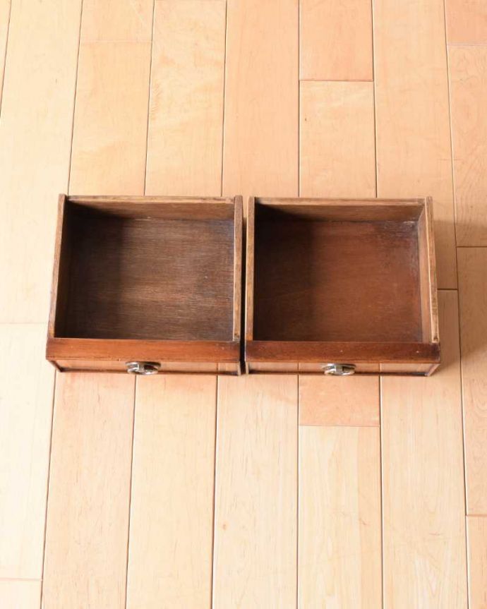 アンティークのキャビネット　アンティーク家具　飾りながらオシャレに収納できるブックシェルフ、英国のアンティーク家具。もちろん、引き出しもキレイです！引き出しの中も専門の職人が修復したのでキレイです。(k-2283-f)