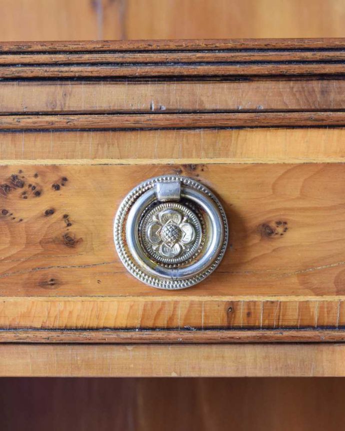 アンティークのキャビネット　アンティーク家具　飾りながらオシャレに収納できるブックシェルフ、英国のアンティーク家具。アンティークらしい素敵な取っ手デザインが美しい取っ手。(k-2283-f)