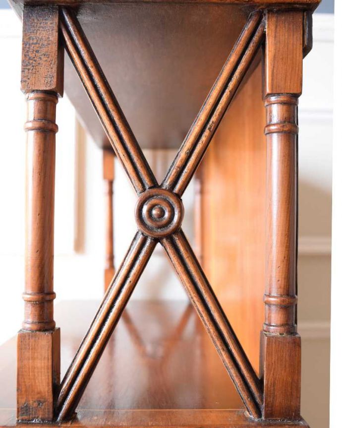 アンティークのキャビネット　アンティーク家具　飾りながらオシャレに収納できるブックシェルフ、英国のアンティーク家具。ここの彫も最上級の美しさいろんな部分の美しさが重なり合って、最上級の美しさを醸し出してくれます。(k-2283-f)