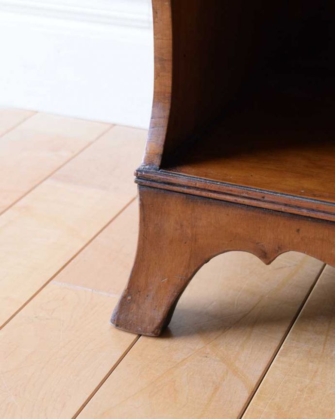 アンティークのキャビネット　アンティーク家具　飾りながらオシャレに収納できるブックシェルフ、英国のアンティーク家具。女性１人でラクラク運べちゃうんですHandleのアンティークは、脚の裏にフェルトキーパーをお付けしています。(k-2283-f)