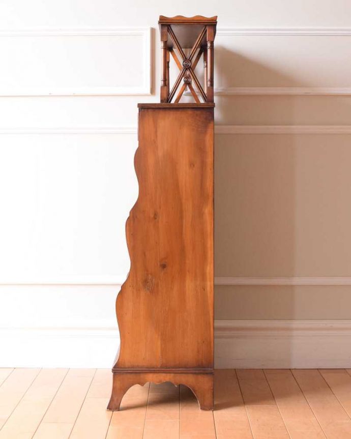 アンティークのキャビネット　アンティーク家具　飾りながらオシャレに収納できるブックシェルフ、英国のアンティーク家具。横から見ても素敵なんですもちろん、横から見てもキレイに仕上がっているので、いろんな場所に置いて使って下さい。(k-2283-f)