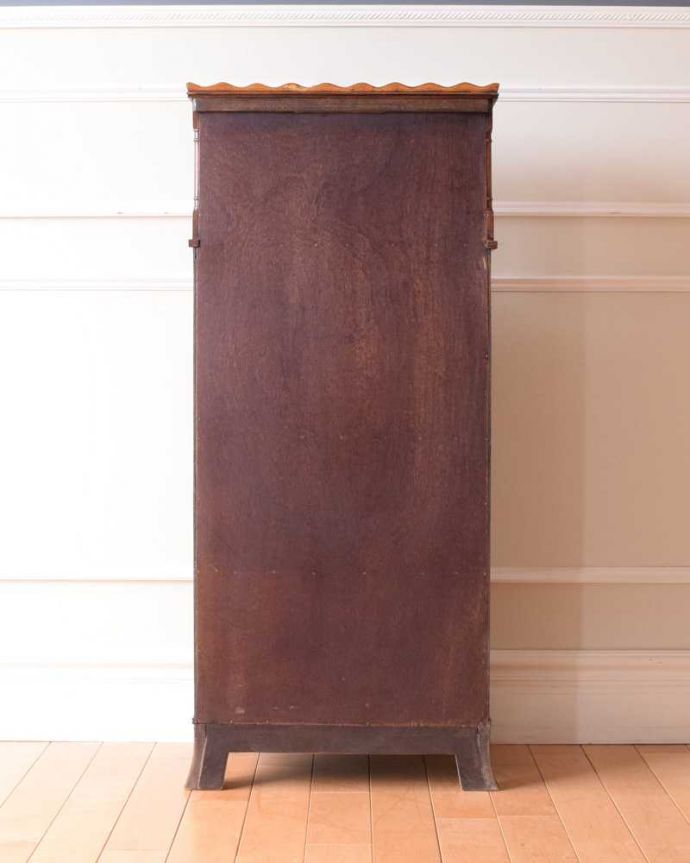 アンティークのキャビネット　アンティーク家具　飾りながらオシャレに収納できるブックシェルフ、英国のアンティーク家具。キレイに修復しましたアンティークは新品ではないので、経年変化によるキズはありますが、専門の職人がキレイにお直しをしているので、後姿までキレイです。(k-2283-f)