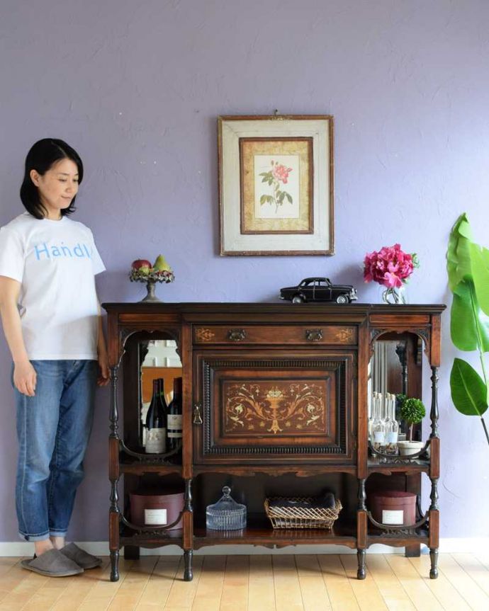 アンティークのキャビネット　アンティーク家具　英国アンティークらしい優雅な佇まい、置きやすいサイズのパーラーキャビネット。見た人みんなを魅了するパーラーキャビネットこれこそアンティーク家具の極みとも言えるパーラーは、目で見て楽しむための家具。(k-2284-f)