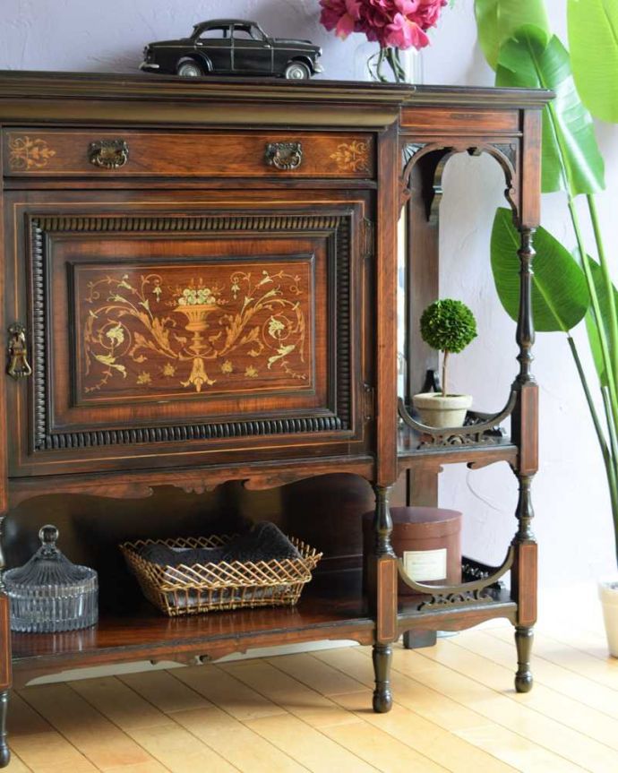 アンティークのキャビネット　アンティーク家具　英国アンティークらしい優雅な佇まい、置きやすいサイズのパーラーキャビネット。最上級の時間をお届けしますアンティーク家具の中でも王様のパーラーキャビネット。(k-2284-f)